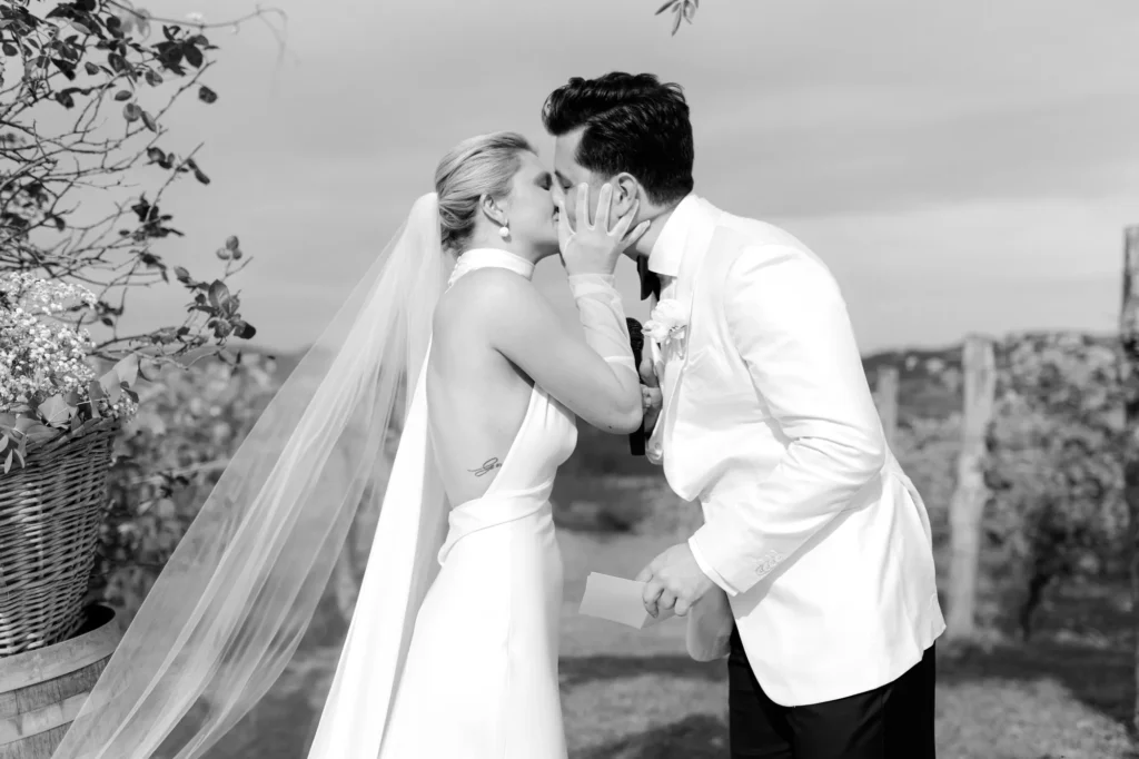 The couple’s kiss among the vineyards, Villa La Madonna