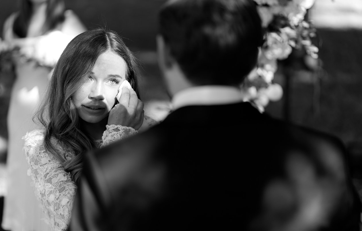 La sposa emozionata durante la cerimonia