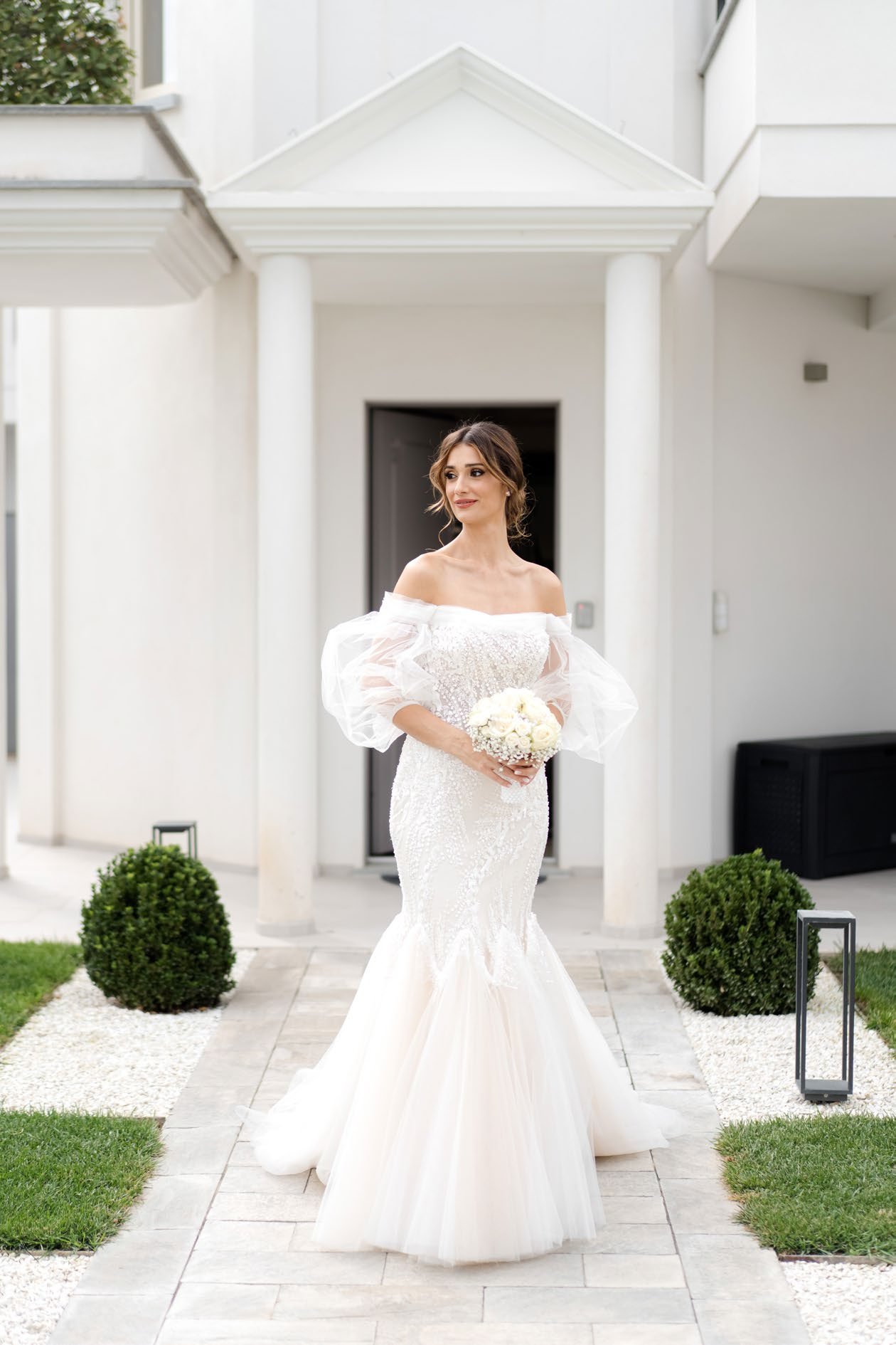 La sposa davanti alla villa