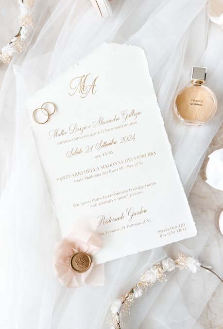 Partecipazione e fedi tra i dettagli della sposa