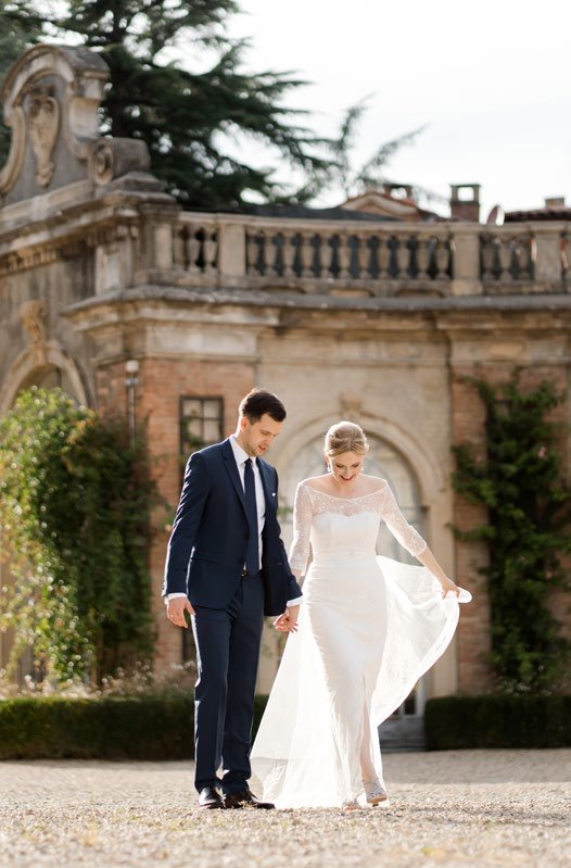 Gli sposi davanti a una villa storica