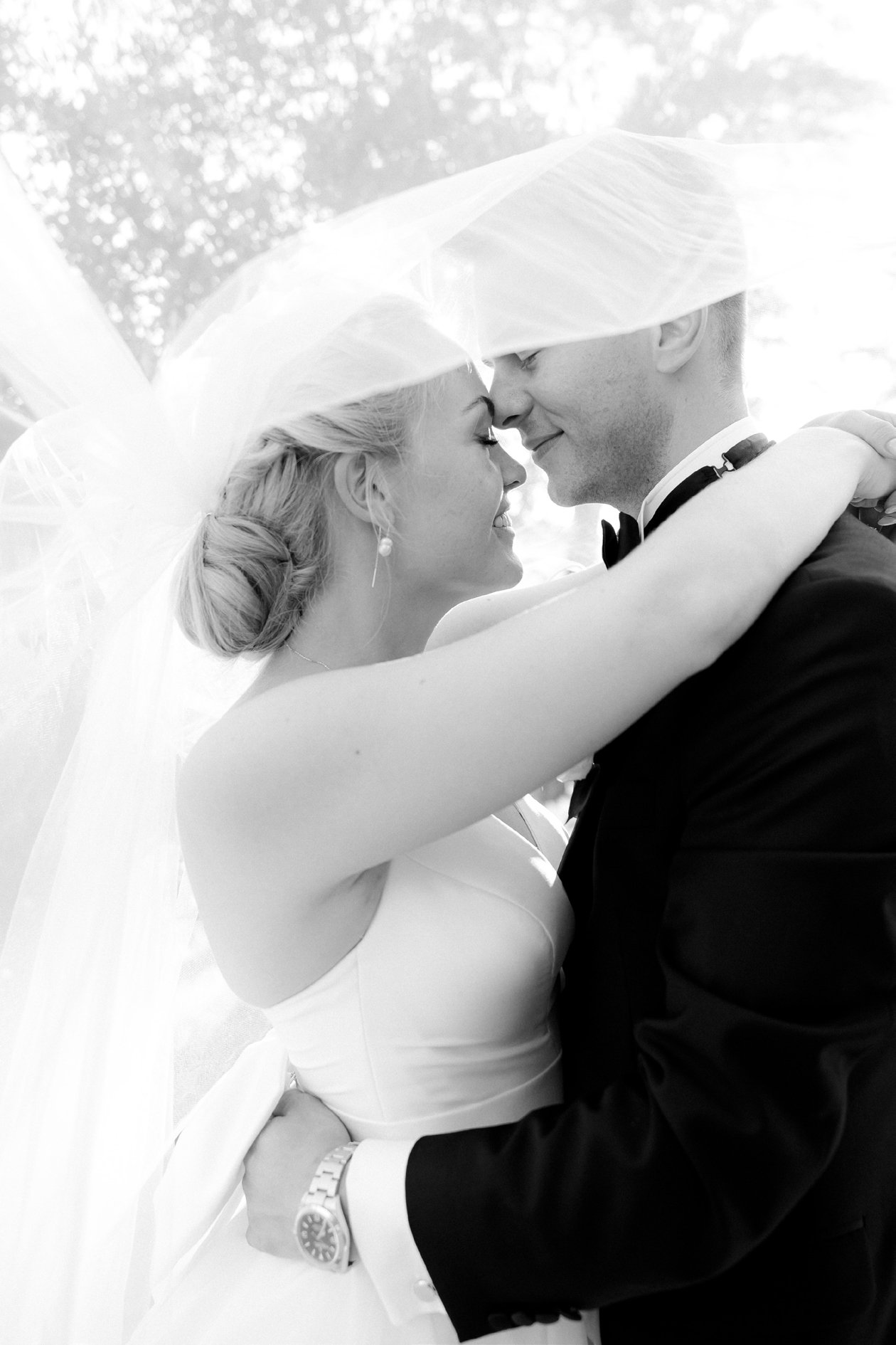 The couple under the veil, in black and white