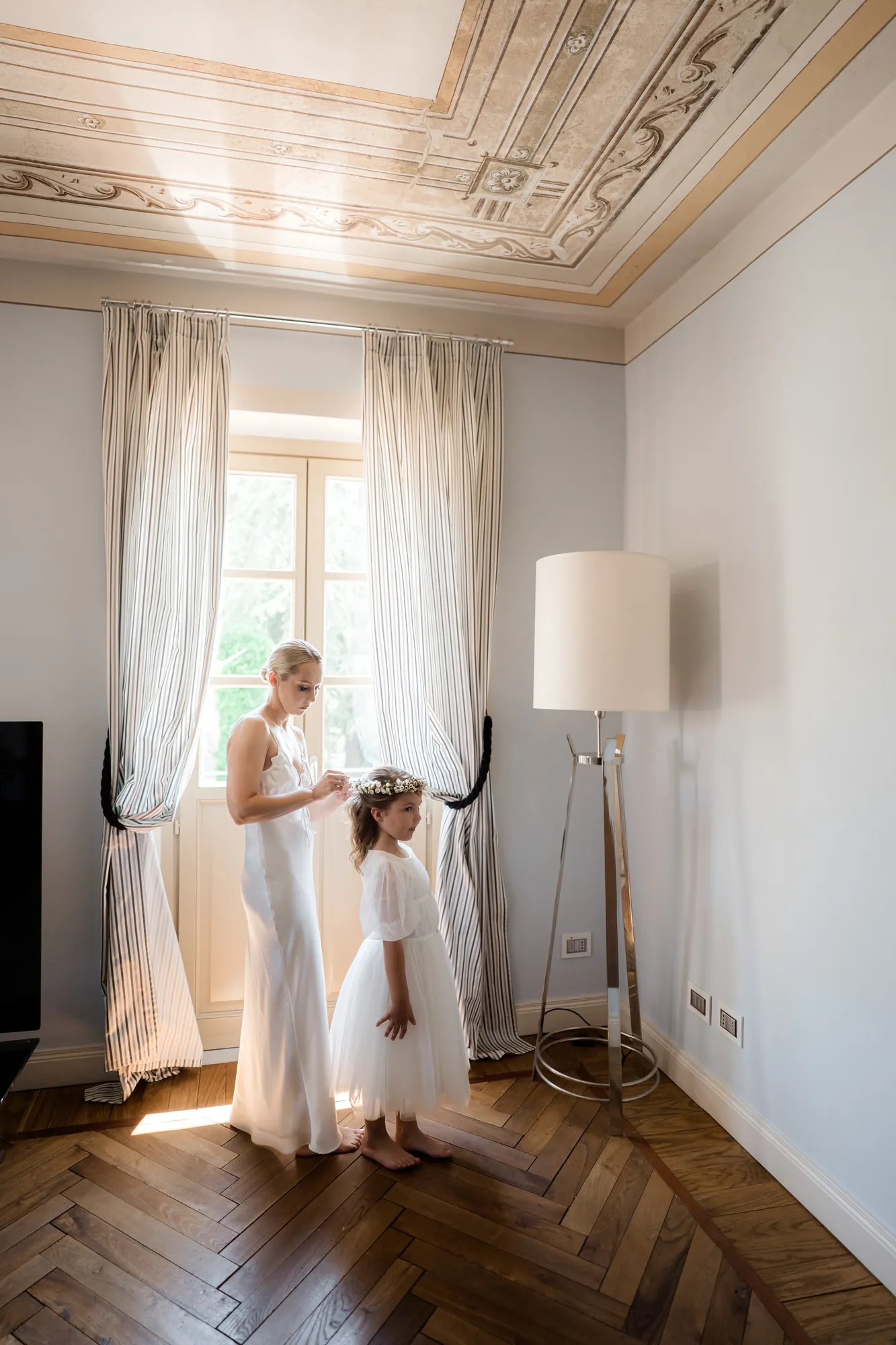 La sposa mette la coroncina di fiori alla damigella, Villa Fontana