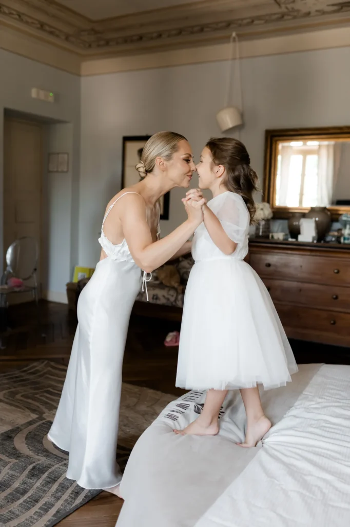 The bride and the little flower girl, Villa Fontana