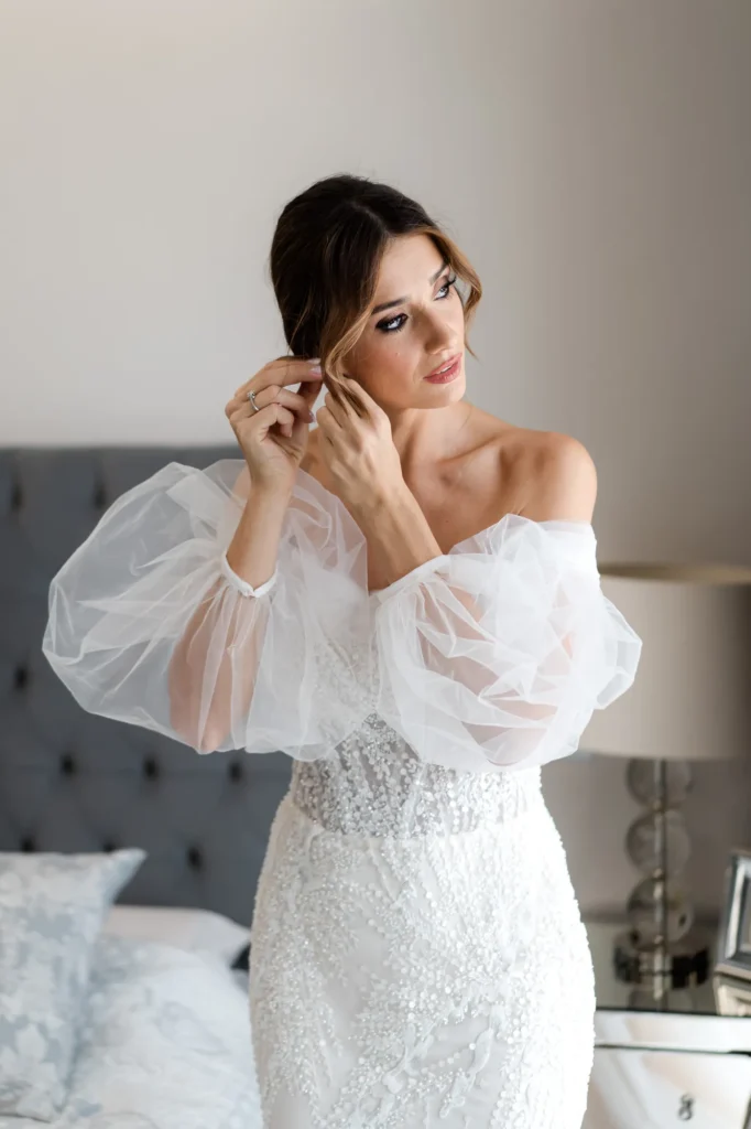 The bride putting on her earrings, Bra, Piedmont