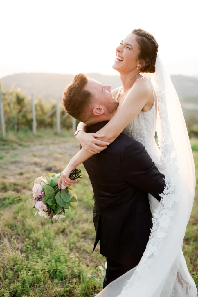 The groom lifting the bride among the vineyards, La Torricella