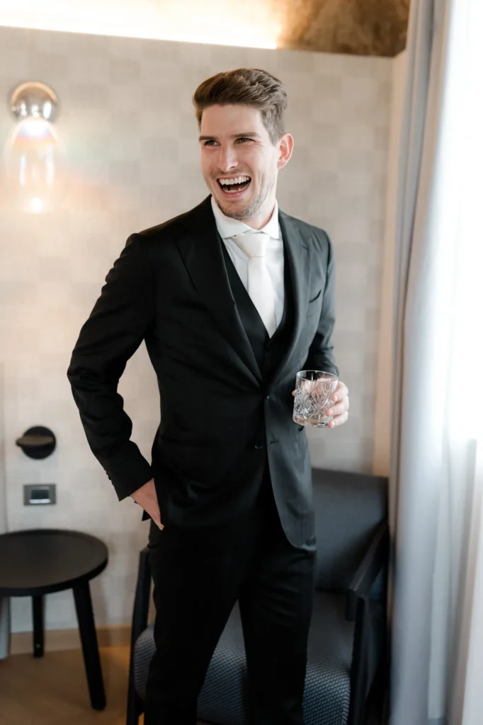 The groom laughing while getting ready, Fontanafredda